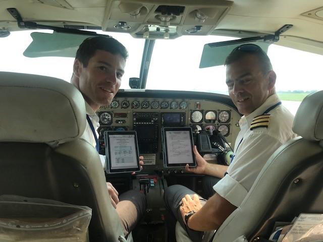 Bangui : Ludovic, commandant de bord, et Jérôme, copilote, avec leurs EFB