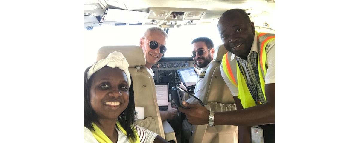 Didjatou, administrateur EFB pour Aviation Sans Frontières et son équipe dans l'avion