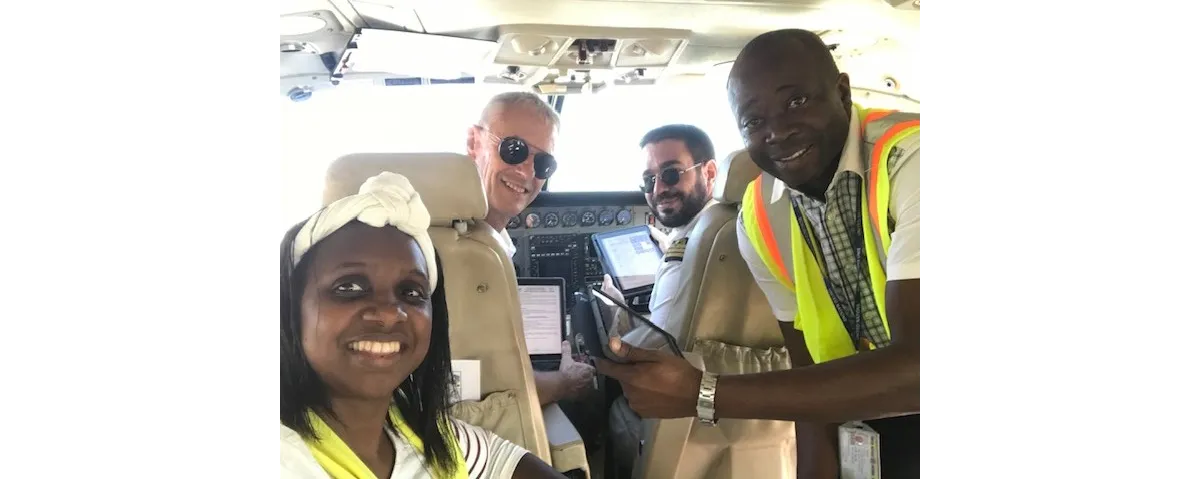 Didjatou, administrateur EFB pour Aviation Sans Frontières et son équipe dans l'avion