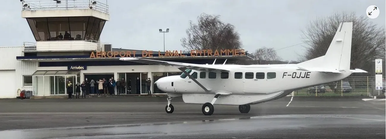 F-OJJE à LAVAL