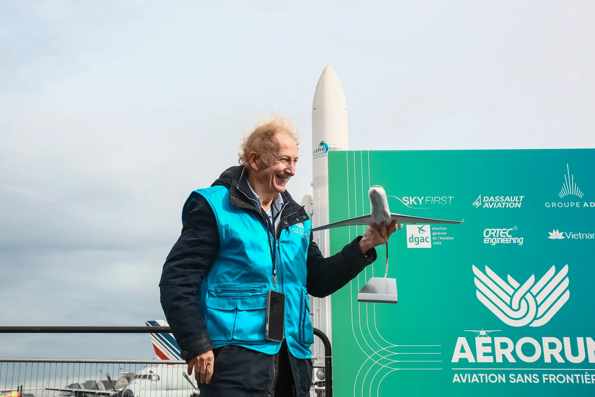 Gérard Feldzer avec avion hopital